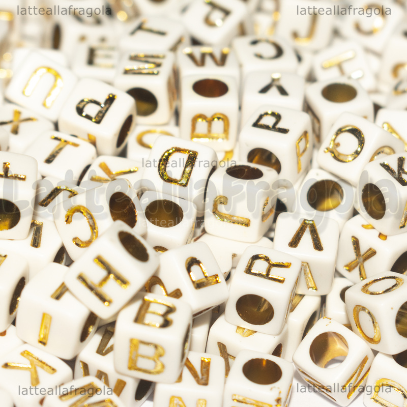 Perle sintetiche: 350 Dadi in acrilico bianco con lettere oro 6x6mm