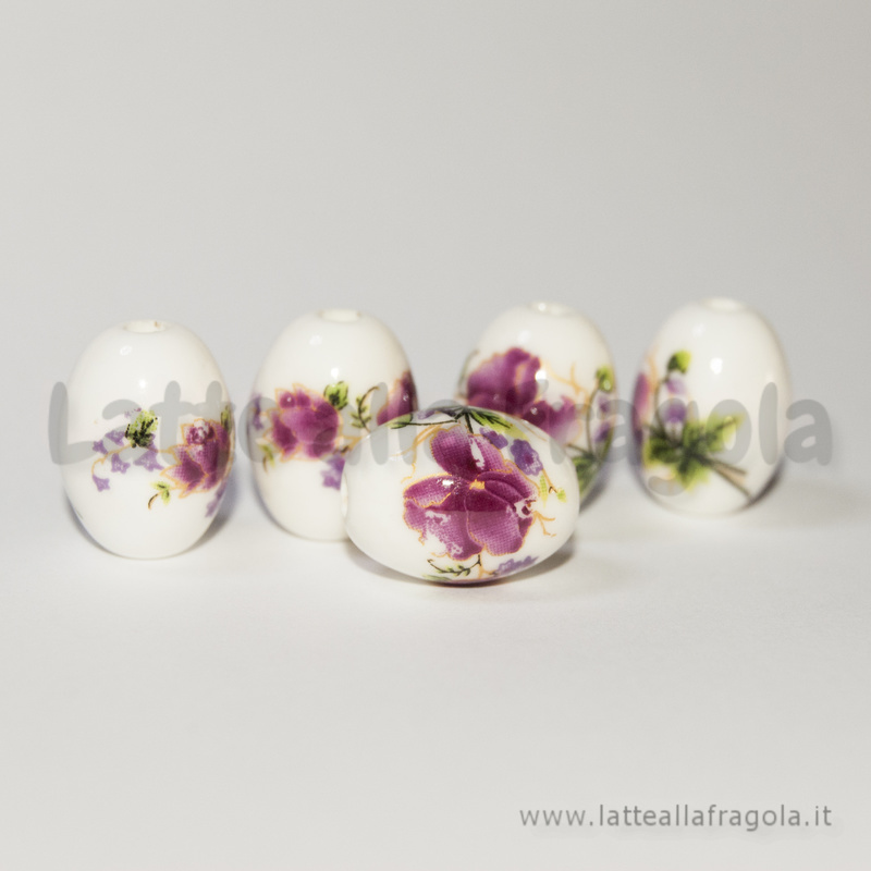 Perla ovale in ceramica bianca con fiore prugna 18x13mm