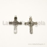 Ciondolo croce 30x21mm in metallo zincato argento antico con decorazioni a rilievo e base per cabochon 6mm