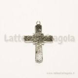 Ciondolo croce 30x21mm in metallo zincato argento antico con decorazioni a rilievo e base per cabochon 6mm