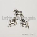 Charm unicorno in metallo zincato argento antico 23x16mm