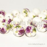 Perla in ceramica bianca con fiore prugna 12mm