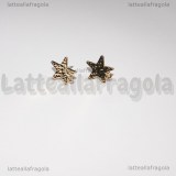 Orecchini a perno Stelle in metallo martellato gold plated 13x11mm