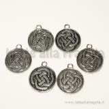 Medaglietta nodo celtico in metallo argento antico 23x20mm