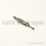 Charm piuma in metallo zincato argento antico 28x5mm