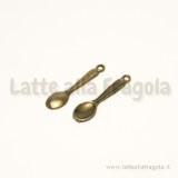 Charm cucchiaino in metallo color bronzo 24x6mm