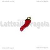 Charm Cornetto Portafortuna 3D in metallo dorato smaltato rosso 15x4.5mm