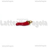 Charm Cornetto Portafortuna 3D in metallo dorato smaltato rosso 15x4.5mm