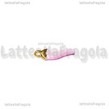 Charm Cornetto Portafortuna 3D in metallo dorato smaltato rosa 15x4.5mm