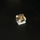 Ciondolo Pacco Regalo 3D in metallo dorato smaltato Bianco 12x8mm