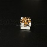 Ciondolo Pacco Regalo 3D in metallo dorato smaltato Bianco 12x8mm