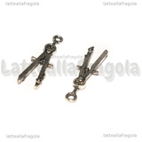 Charm Compasso double-face in metallo argento antico 29x8mm