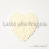 Ciondolo Cuore  50x45mm in resina bianco decorazioni in rilievo