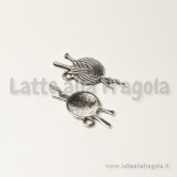 Charm gomitolo con aghi in metallo argento antico 26x11mm