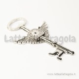 Ciondolo chiave con ali in metallo argento antico 76x45mm