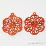Ciondolo fiore filigranato in metallo colorato arancio 33x27mm