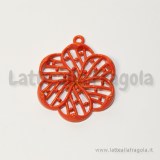 Ciondolo fiore filigranato in metallo colorato arancio 33x27mm