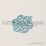 Ciondolo fiore filigranato in metallo colorato azzurro 33x27mm