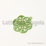 Ciondolo fiore filigranato in metallo colorato verde 33x27mm