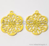 Ciondolo fiore filigranato in metallo colorato giallo 33x27mm