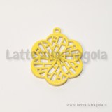 Ciondolo fiore filigranato in metallo colorato giallo 33x27mm