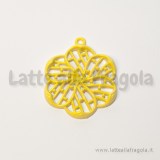 Ciondolo fiore filigranato in metallo colorato giallo 33x27mm