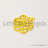 Ciondolo fiore filigranato in metallo colorato giallo 33x27mm