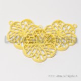 Ciondolo fiore filigranato in metallo colorato giallo 33x27mm