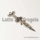 Ciondolo pugnale decorato in metallo argento antico 54x15.50mm