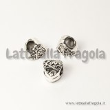 Cuore Love in rilievo foro largo in metallo argento antico 10x9mm