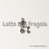 Charm carrozzina in metallo argento antico 19x12mm