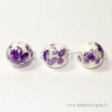 Perla in ceramica bianca con fiore viola 12mm
