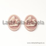 Cammeo in resina farfalla su fiore con sfondo rosa antico 18x13mm