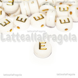 10 Perle a gettone lettera E in acrilico bianco con lettere oro 7x3.5mm