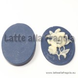 Cammeo in resina con farfalla e fiori bianchi e sfondo blu 29x22mm