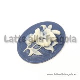 Cammeo in resina con farfalla e fiori bianchi e sfondo blu 29x22mm