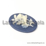 Cammeo in resina con farfalla e fiori bianchi e sfondo blu 29x22mm