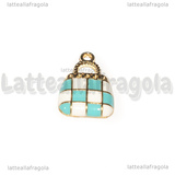 Charm Borsa in metallo dorato smaltato bianco azzurro 21x13.5mm