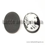 Cammeo in Resina Scheletro Dama bianca su sfondo nero 25x18mm