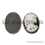 Cammeo in Resina Scheletro Dama grigia su sfondo nero 25x18mm