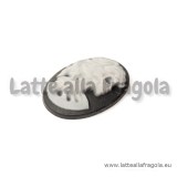 Cammeo in Resina Scheletro Dama grigia su sfondo nero 25x18mm