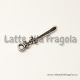 Charm spada double-face in metallo argento antico 55x23mm