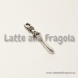 Charm spada double-face in metallo argento antico 55x23mm