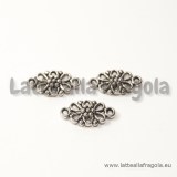 Connettore Double-face Fiore in rilievo in metallo argento antico 16x8mm