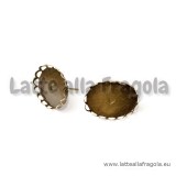 Orecchini a perno in metallo color bronzo con base merlettata per cammeo 18x13mm