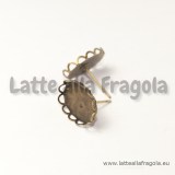 Orecchini a perno in metallo color bronzo con base merlettata per cammeo 14x10mm