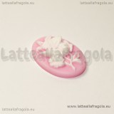 Cammeo in resina con farfalla e fiori bianchi e sfondo rosa 25x18mm