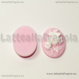 Cammeo in resina con farfalla e fiori bianchi e sfondo rosa 25x18mm