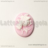 Cammeo in resina con farfalla e fiori bianchi e sfondo rosa 25x18mm