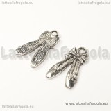 Charm double-face scarpette con fiocco in metallo argento antico 21x13mm